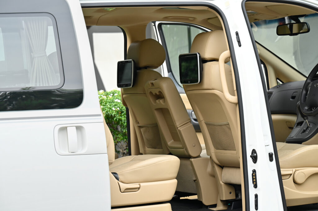 50,000 km Hyundai H-1 2.5 IMPRESSIVE BIG-Minorchange ปี 21 หลังคา Sunroof รถบ้านมือเดียวสภาพดีเยี่ยม