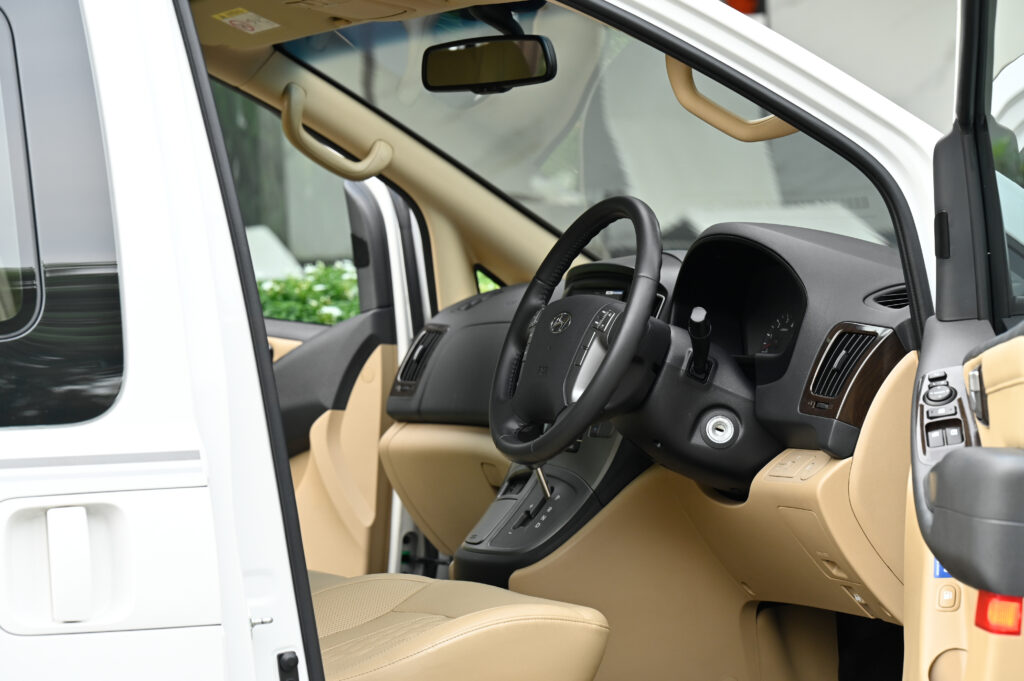 50,000 km Hyundai H-1 2.5 IMPRESSIVE BIG-Minorchange ปี 21 หลังคา Sunroof รถบ้านมือเดียวสภาพดีเยี่ยม