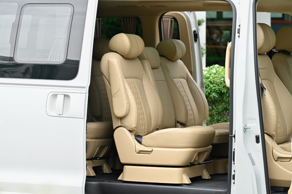 50,000 km Hyundai H-1 2.5 IMPRESSIVE BIG-Minorchange ปี 21 หลังคา Sunroof รถบ้านมือเดียวสภาพดีเยี่ยม