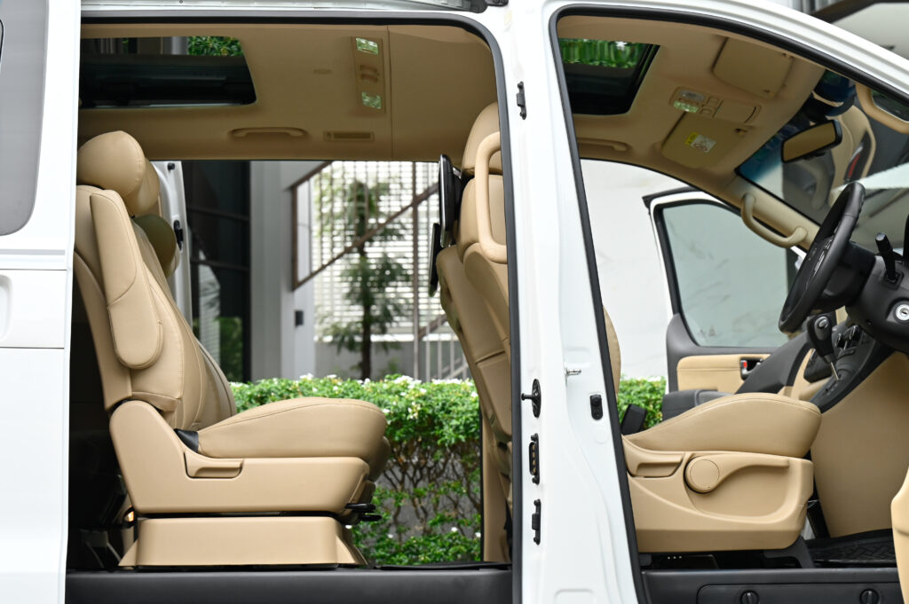 50,000 km Hyundai H-1 2.5 IMPRESSIVE BIG-Minorchange ปี 21 หลังคา Sunroof รถบ้านมือเดียวสภาพดีเยี่ยม