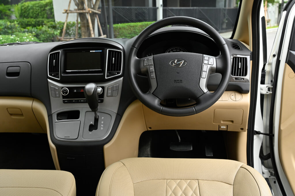 50,000 km Hyundai H-1 2.5 IMPRESSIVE BIG-Minorchange ปี 21 หลังคา Sunroof รถบ้านมือเดียวสภาพดีเยี่ยม