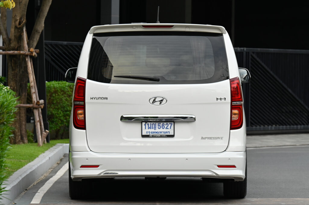 50,000 km Hyundai H-1 2.5 IMPRESSIVE BIG-Minorchange ปี 21 หลังคา Sunroof รถบ้านมือเดียวสภาพดีเยี่ยม
