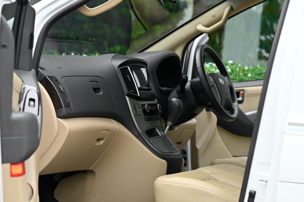 50,000 km Hyundai H-1 2.5 IMPRESSIVE BIG-Minorchange ปี 21 หลังคา Sunroof รถบ้านมือเดียวสภาพดีเยี่ยม