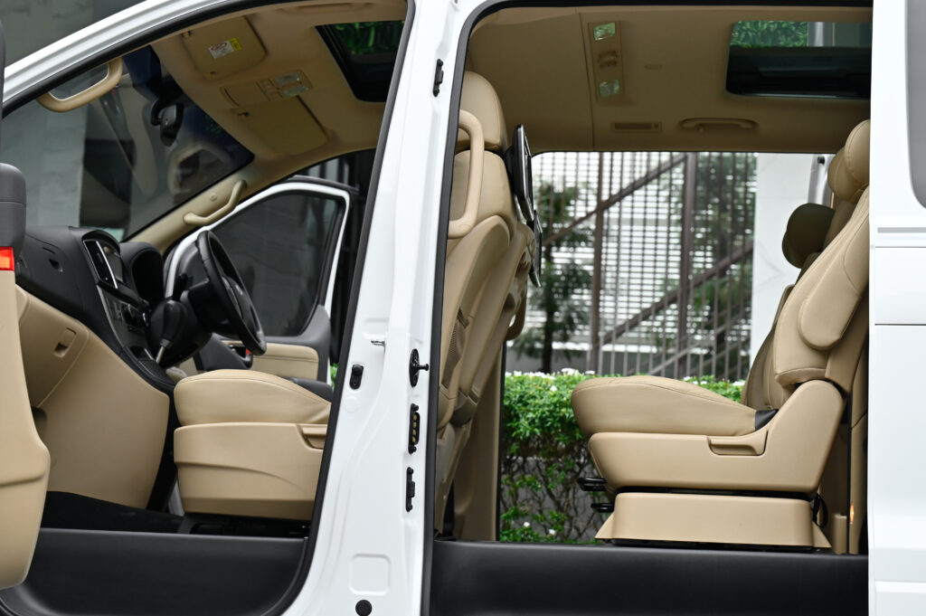 50,000 km Hyundai H-1 2.5 IMPRESSIVE BIG-Minorchange ปี 21 หลังคา Sunroof รถบ้านมือเดียวสภาพดีเยี่ยม