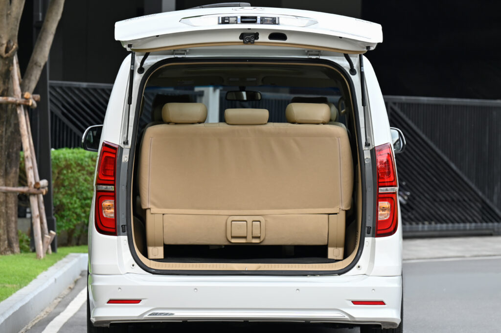 50,000 km Hyundai H-1 2.5 IMPRESSIVE BIG-Minorchange ปี 21 หลังคา Sunroof รถบ้านมือเดียวสภาพดีเยี่ยม