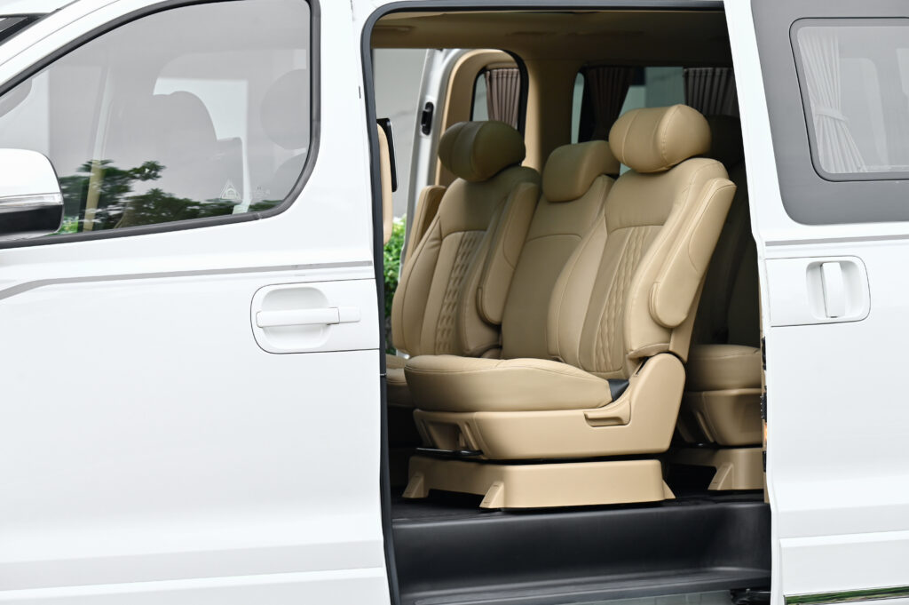50,000 km Hyundai H-1 2.5 IMPRESSIVE BIG-Minorchange ปี 21 หลังคา Sunroof รถบ้านมือเดียวสภาพดีเยี่ยม