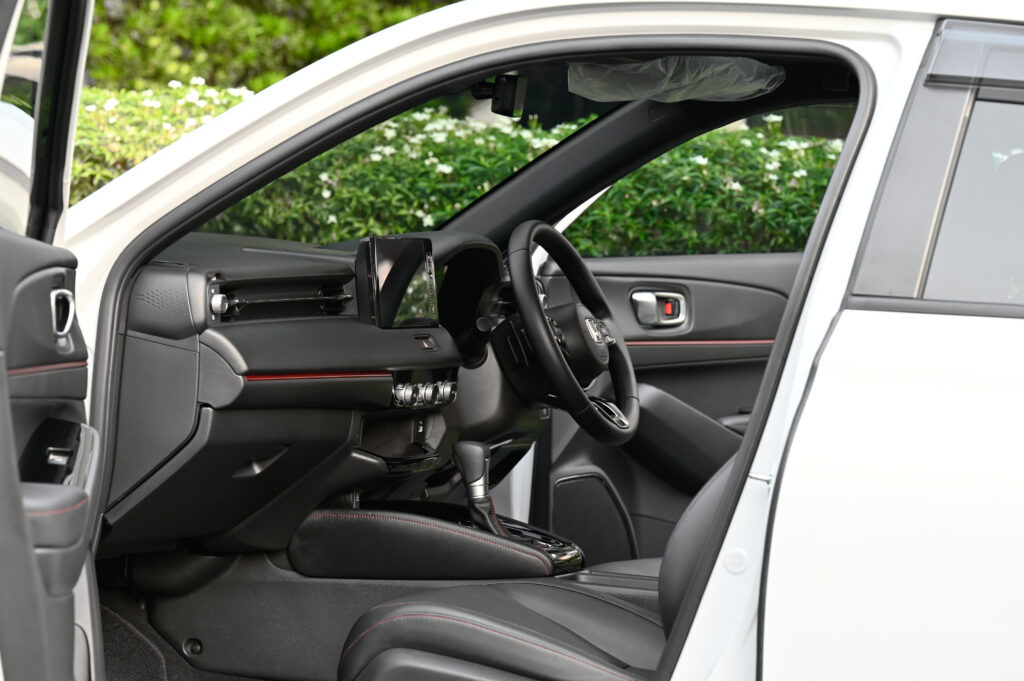 14,000 km Honda HR-V e:HEV RS Minorchange ตัวท็อปรุ่นล่าสุด หลังคา Sunroof รถบ้านมือเดียวสภาพป้ายแดง