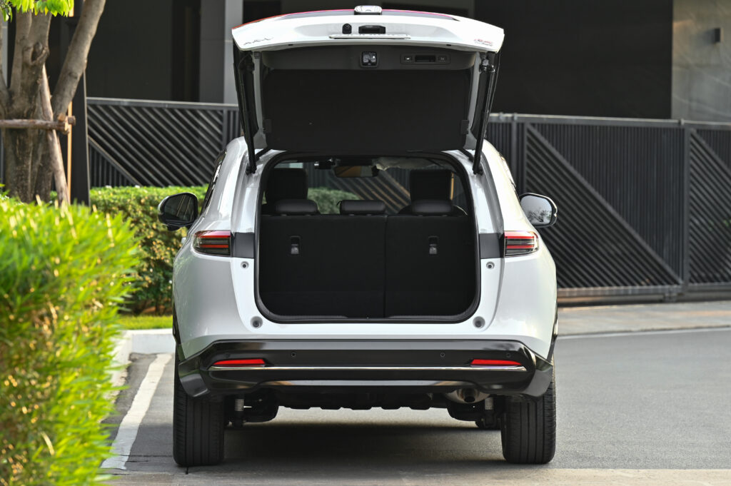 14,000 km Honda HR-V e:HEV RS Minorchange ตัวท็อปรุ่นล่าสุด หลังคา Sunroof รถบ้านมือเดียวสภาพป้ายแดง