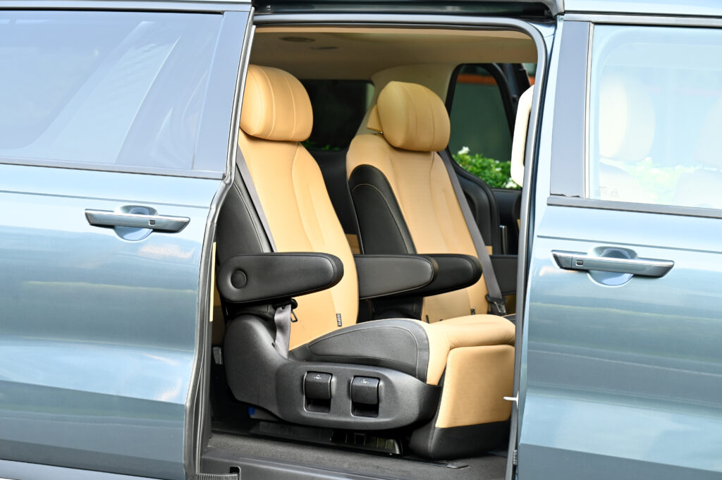 30,000 km KIA Carnival 2.2 SXL Luxury เบาะ Captain Seat 7 ที่นั่ง ป้ายดำ รย.1 ปี 24 รถมือเดียวสภาพดี