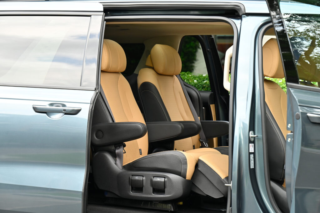 30,000 km KIA Carnival 2.2 SXL Luxury เบาะ Captain Seat 7 ที่นั่ง ป้ายดำ รย.1 ปี 24 รถมือเดียวสภาพดี