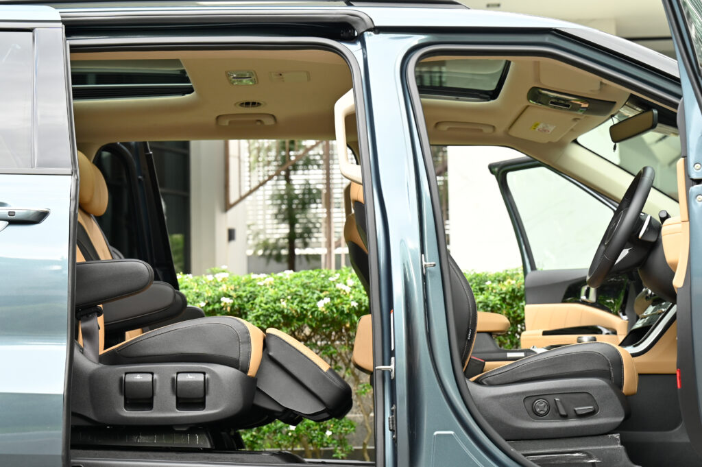 30,000 km KIA Carnival 2.2 SXL Luxury เบาะ Captain Seat 7 ที่นั่ง ป้ายดำ รย.1 ปี 24 รถมือเดียวสภาพดี