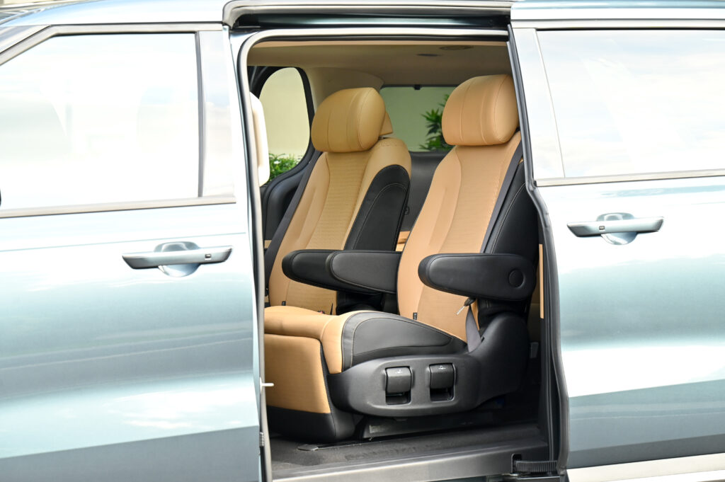 30,000 km KIA Carnival 2.2 SXL Luxury เบาะ Captain Seat 7 ที่นั่ง ป้ายดำ รย.1 ปี 24 รถมือเดียวสภาพดี