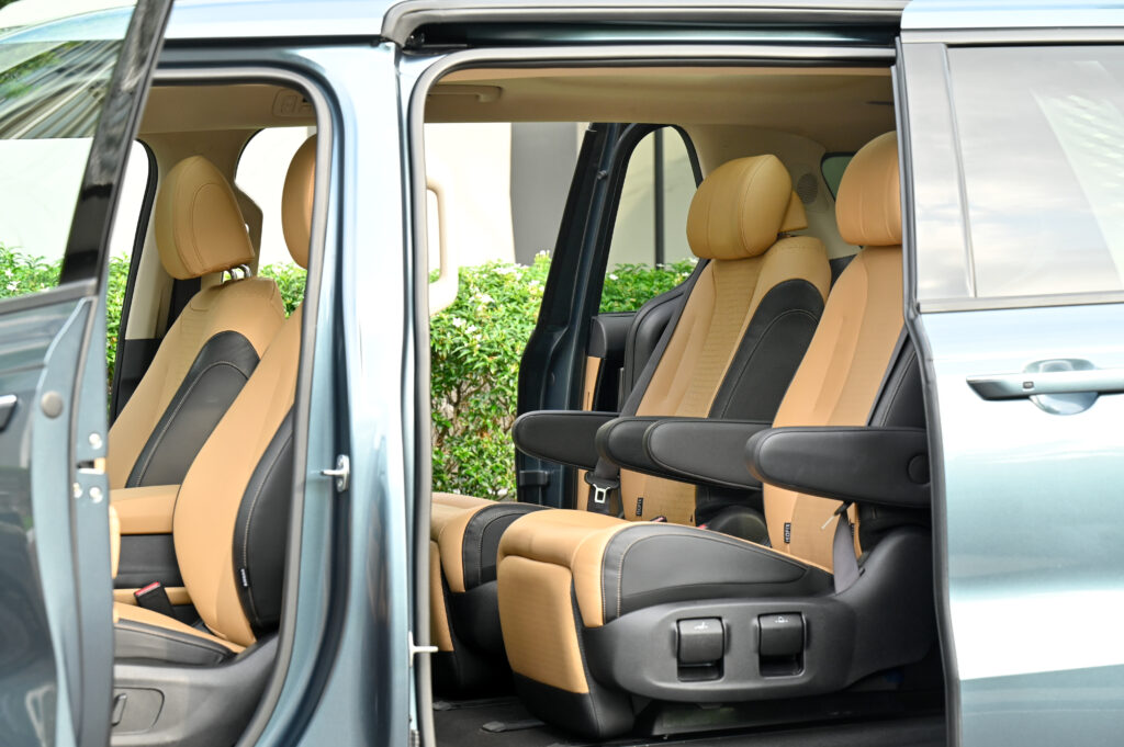 30,000 km KIA Carnival 2.2 SXL Luxury เบาะ Captain Seat 7 ที่นั่ง ป้ายดำ รย.1 ปี 24 รถมือเดียวสภาพดี