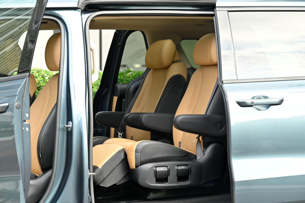 30,000 km KIA Carnival 2.2 SXL Luxury เบาะ Captain Seat 7 ที่นั่ง ป้ายดำ รย.1 ปี 24 รถมือเดียวสภาพดี