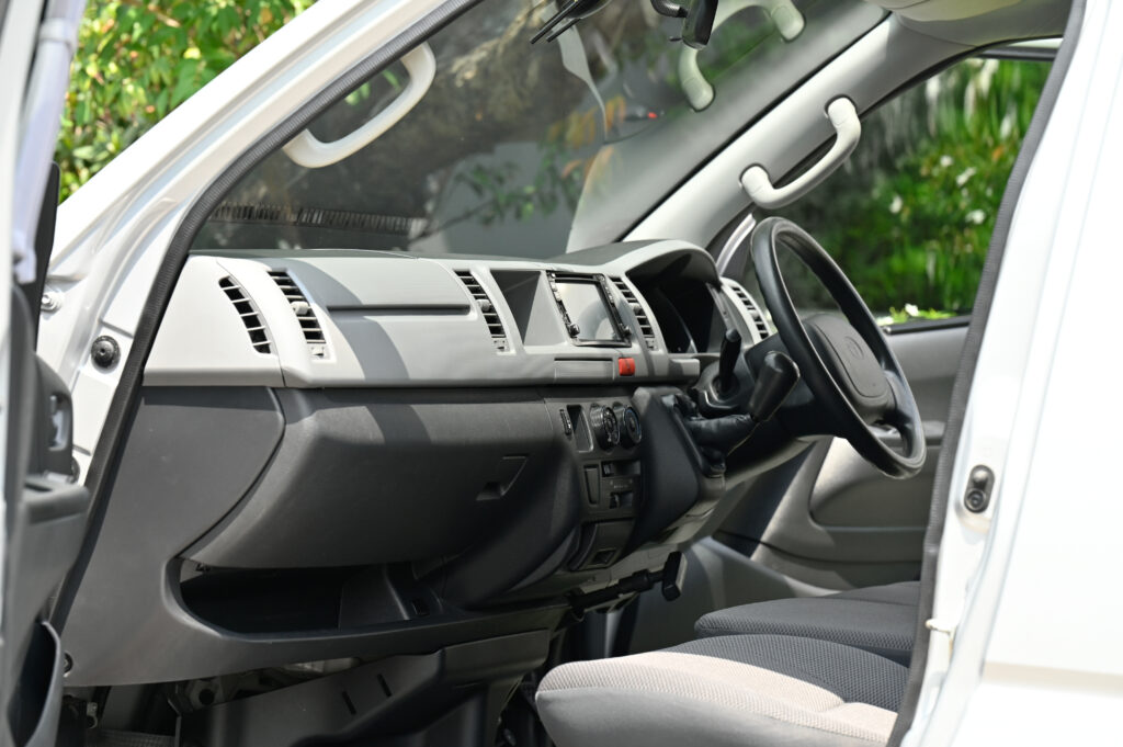 129,282 km ขายรถราชการสำนักงาน ป.ป.ช. Toyota Commuter 2.5 D4D สวยมาก ใช้งานน้อย สภาพดีเยี่ยมครับ