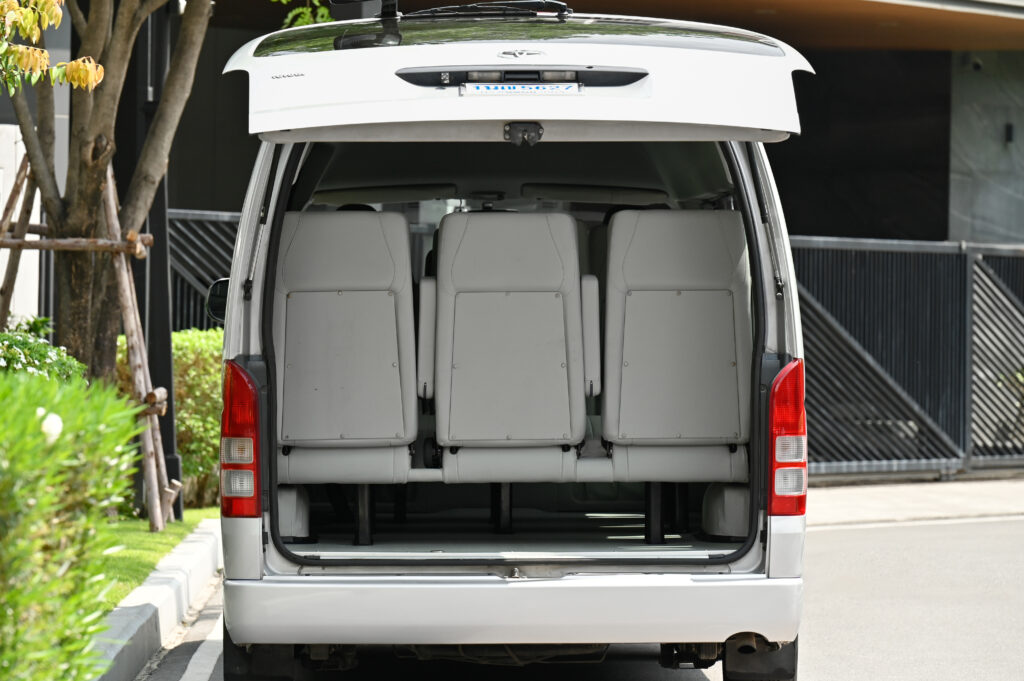 144,692 km ขายรถราชการสำนักงาน ป.ป.ช. Toyota Commuter 2.5 D4D สวยมาก ใช้งานน้อย สภาพดีเยี่ยมครับ