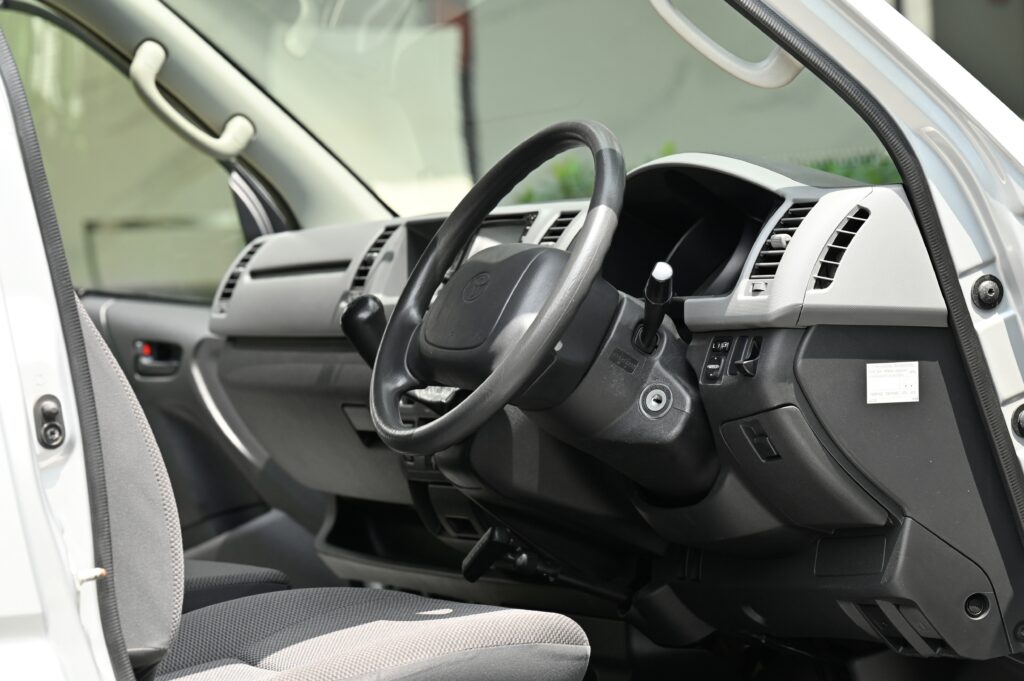 102,213 km ไมล์แท้รถราชการสำนักงาน ป.ป.ช. Toyota Commuter 2.5 D4D สวยมาก ใช้งานน้อย สภาพดีเยี่ยมครับ