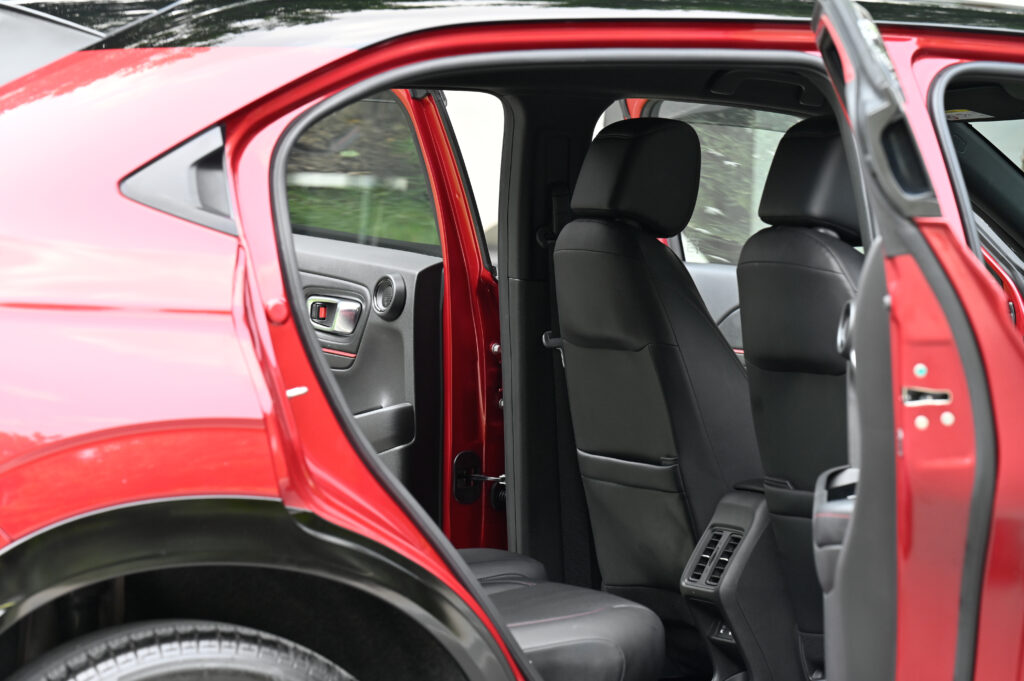 รถ 1 เดือน 4,000 km Honda HR-V e:HEV RS Minorchange TOP สุดหลังคา Panoramic Sunroof สภาพดีเยี่ยมครับ