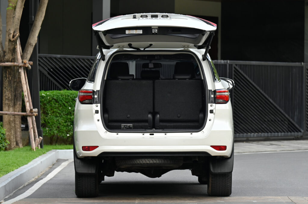 40,000 km Toyota Fortuner 2.4 V Minorchange รถบ้านมือเดียวใช้งานน้อย สภาพดีเยี่ยม