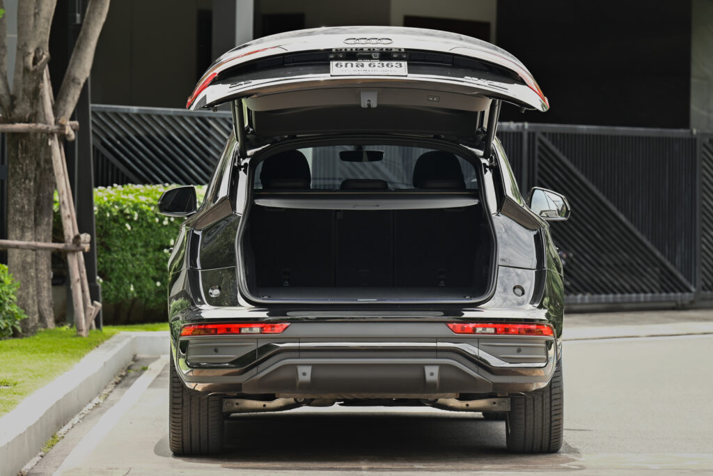 10,000 km Audi Q5 Sportback 55 TFSI e PHEV S-Line Black Edition หลังคากระจก รถบ้านมือเดียวสภาพดีครับ