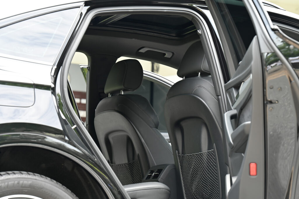 10,000 km Audi Q5 Sportback 55 TFSI e PHEV S-Line Black Edition หลังคากระจก รถบ้านมือเดียวสภาพดีครับ