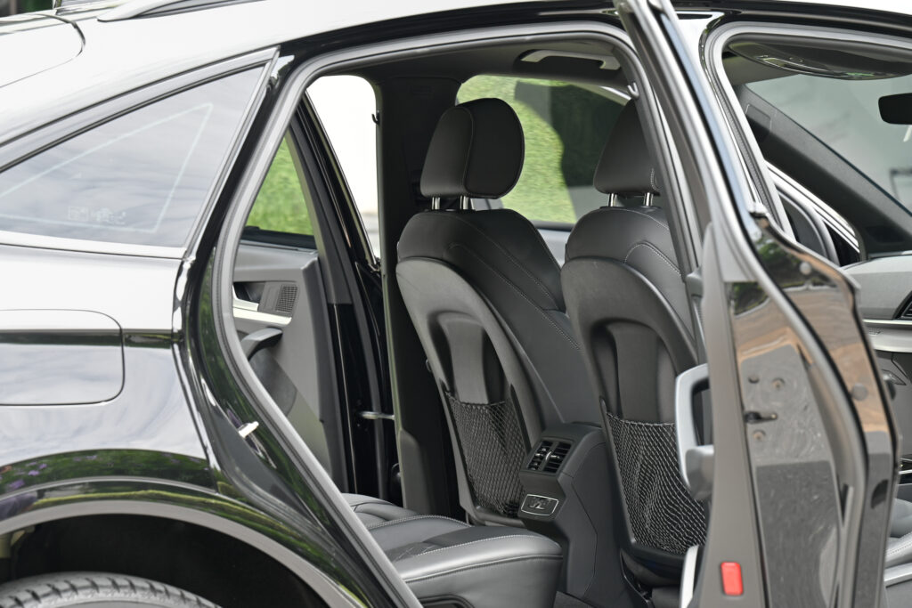 10,000 km Audi Q5 Sportback 55 TFSI e PHEV S-Line Black Edition หลังคากระจก รถบ้านมือเดียวสภาพดีครับ