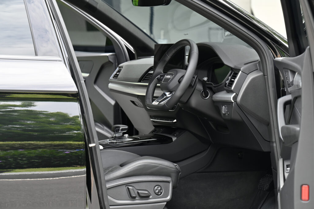 10,000 km Audi Q5 Sportback 55 TFSI e PHEV S-Line Black Edition หลังคากระจก รถบ้านมือเดียวสภาพดีครับ