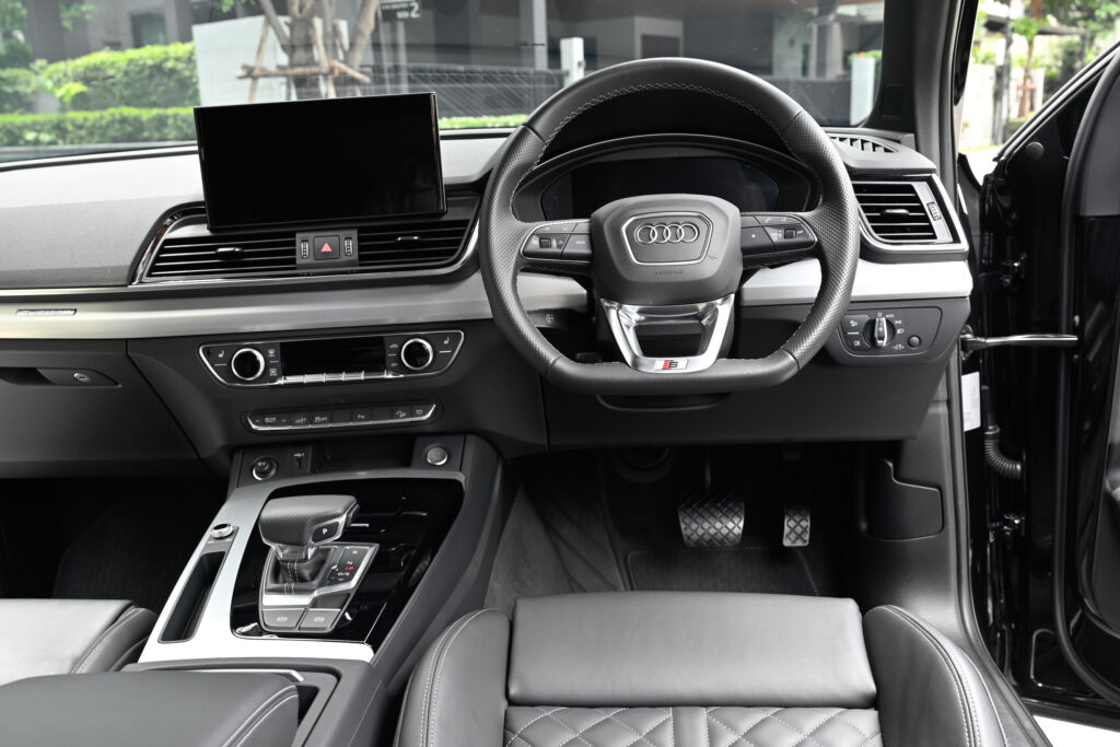 10,000 km Audi Q5 Sportback 55 TFSI e PHEV S-Line Black Edition หลังคากระจก รถบ้านมือเดียวสภาพดีครับ