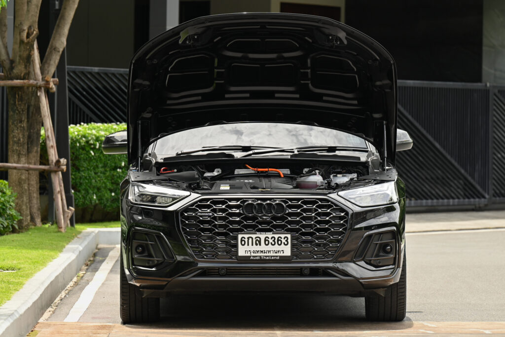 10,000 km Audi Q5 Sportback 55 TFSI e PHEV S-Line Black Edition หลังคากระจก รถบ้านมือเดียวสภาพดีครับ