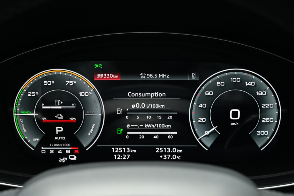 10,000 km Audi Q5 Sportback 55 TFSI e PHEV S-Line Black Edition หลังคากระจก รถบ้านมือเดียวสภาพดีครับ
