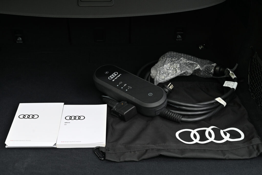 10,000 km Audi Q5 Sportback 55 TFSI e PHEV S-Line Black Edition หลังคากระจก รถบ้านมือเดียวสภาพดีครับ