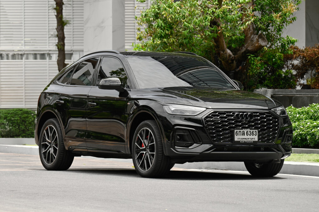 10,000 km Audi Q5 Sportback 55 TFSI e PHEV S-Line Black Edition หลังคากระจก รถบ้านมือเดียวสภาพดีครับ