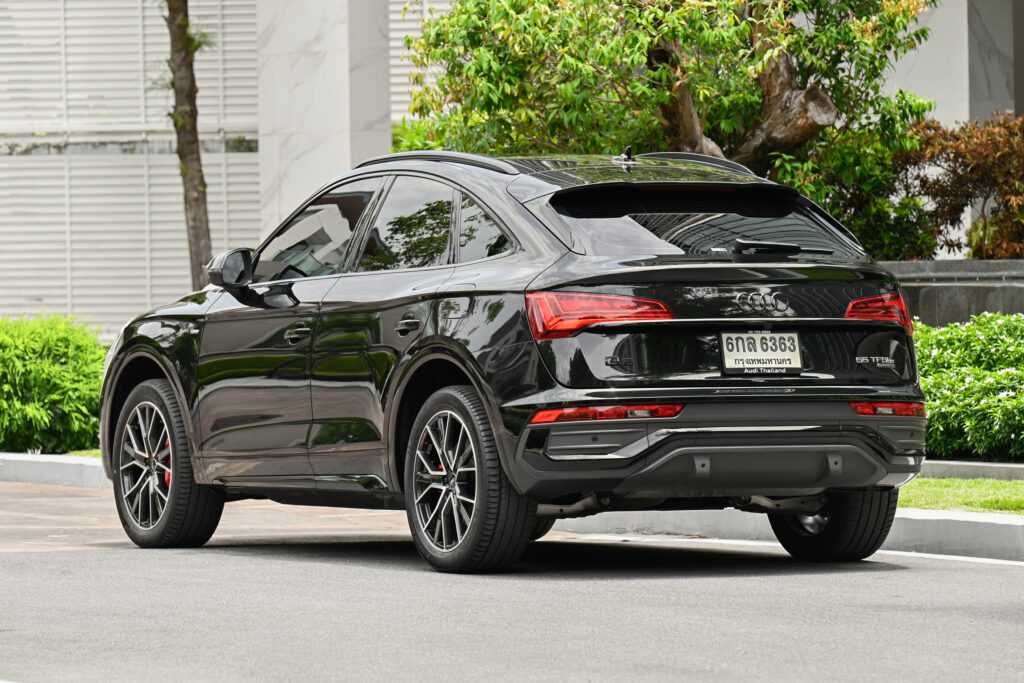 10,000 km Audi Q5 Sportback 55 TFSI e PHEV S-Line Black Edition หลังคากระจก รถบ้านมือเดียวสภาพดีครับ