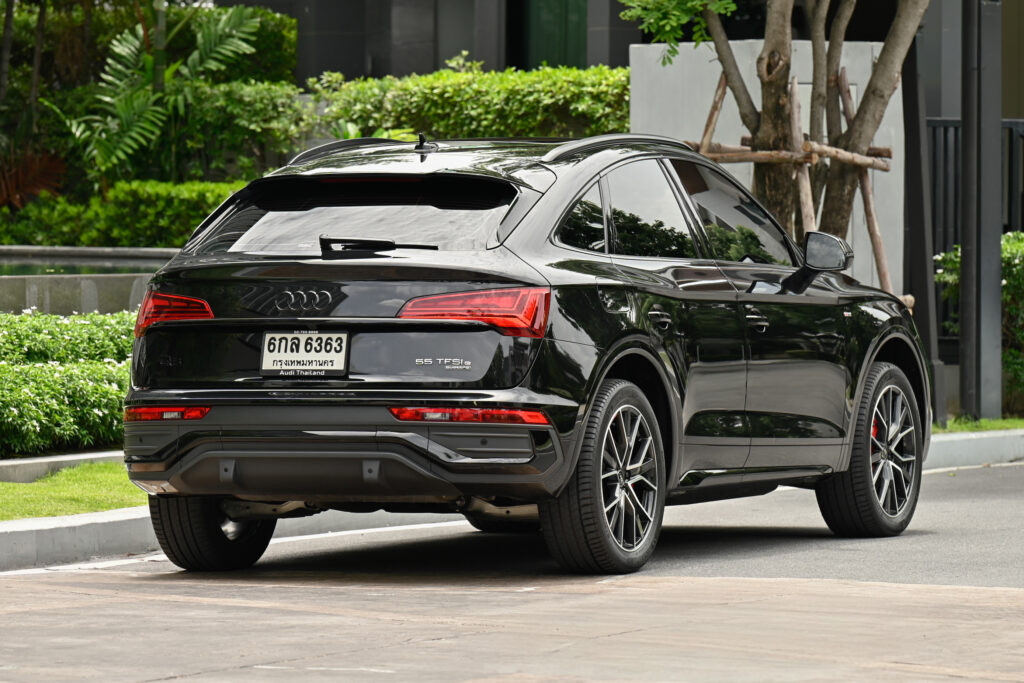 10,000 km Audi Q5 Sportback 55 TFSI e PHEV S-Line Black Edition หลังคากระจก รถบ้านมือเดียวสภาพดีครับ