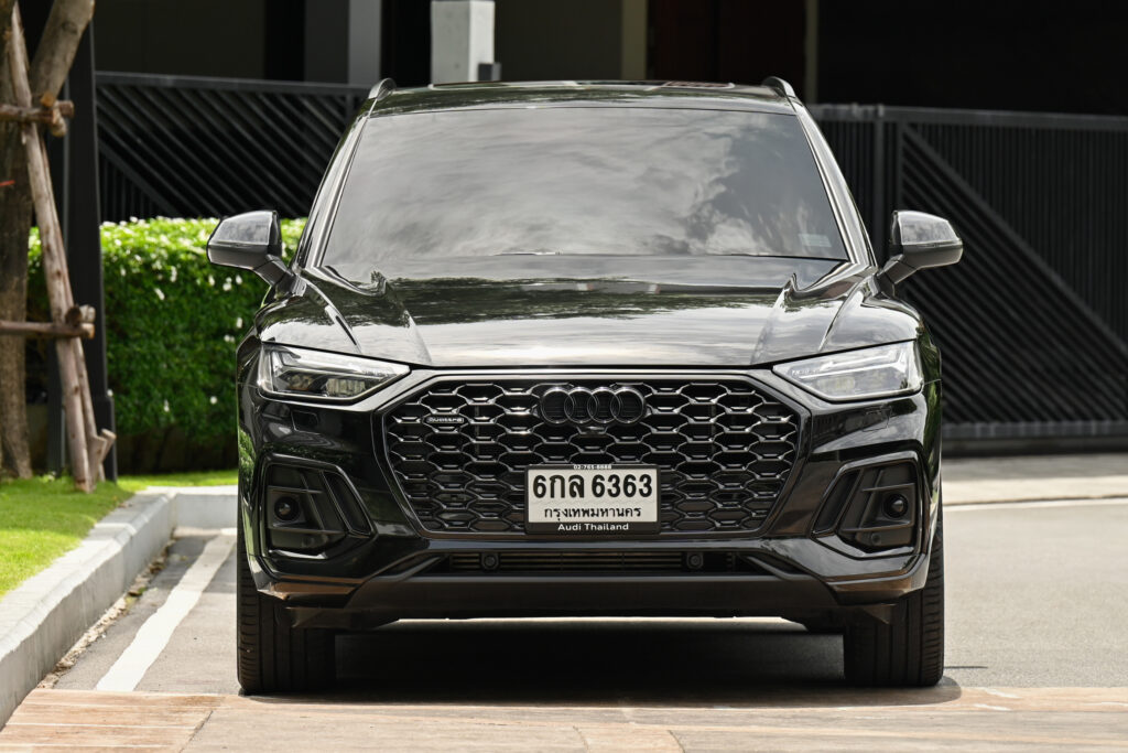 10,000 km Audi Q5 Sportback 55 TFSI e PHEV S-Line Black Edition หลังคากระจก รถบ้านมือเดียวสภาพดีครับ
