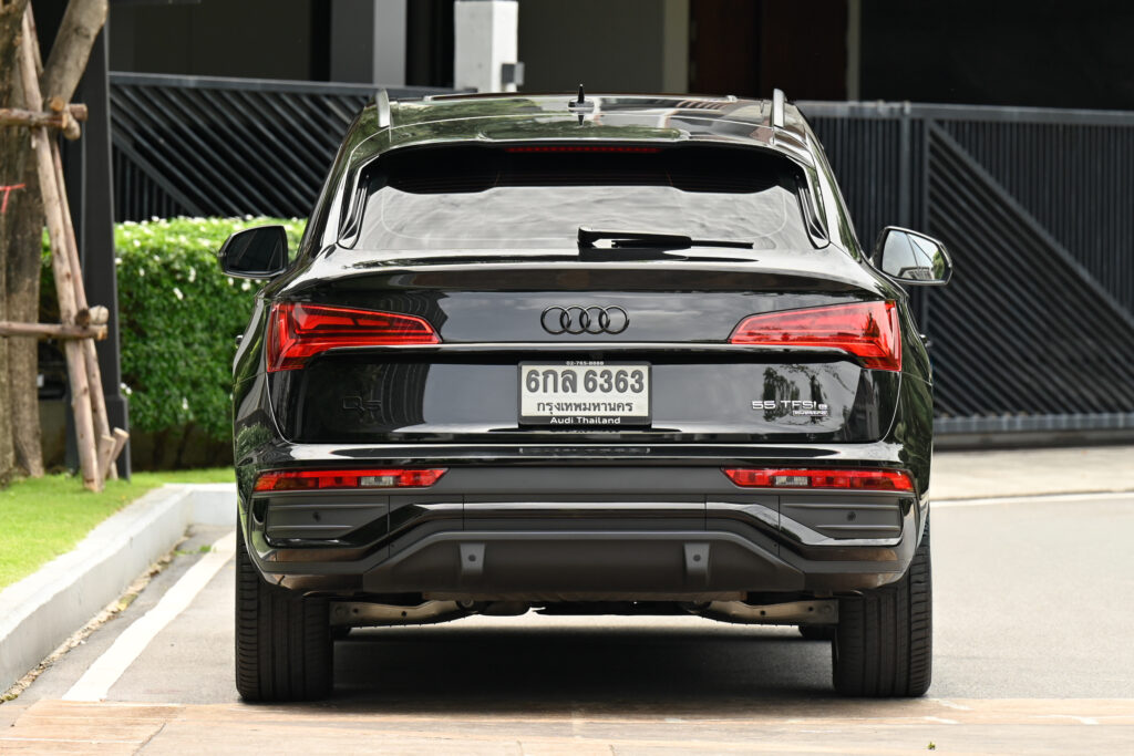 10,000 km Audi Q5 Sportback 55 TFSI e PHEV S-Line Black Edition หลังคากระจก รถบ้านมือเดียวสภาพดีครับ