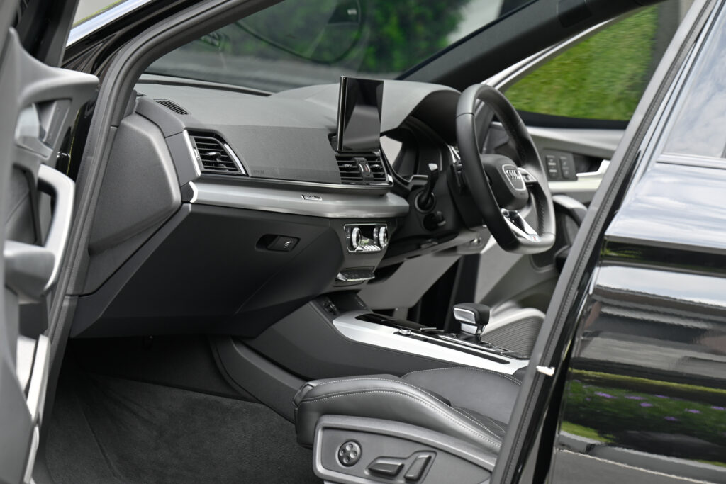 10,000 km Audi Q5 Sportback 55 TFSI e PHEV S-Line Black Edition หลังคากระจก รถบ้านมือเดียวสภาพดีครับ