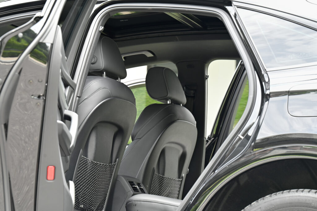 10,000 km Audi Q5 Sportback 55 TFSI e PHEV S-Line Black Edition หลังคากระจก รถบ้านมือเดียวสภาพดีครับ