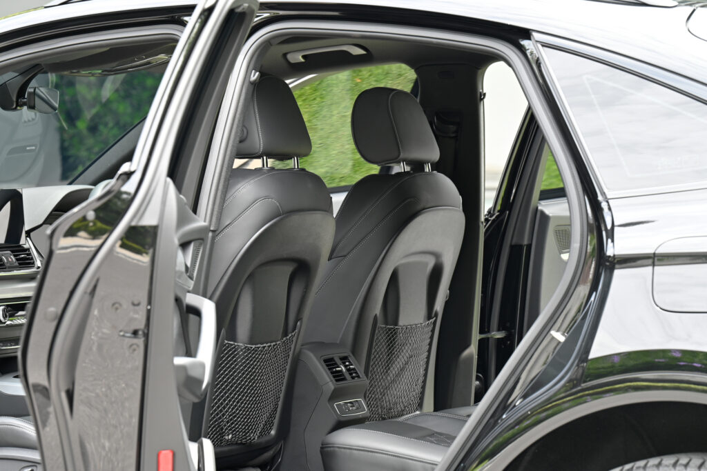 10,000 km Audi Q5 Sportback 55 TFSI e PHEV S-Line Black Edition หลังคากระจก รถบ้านมือเดียวสภาพดีครับ