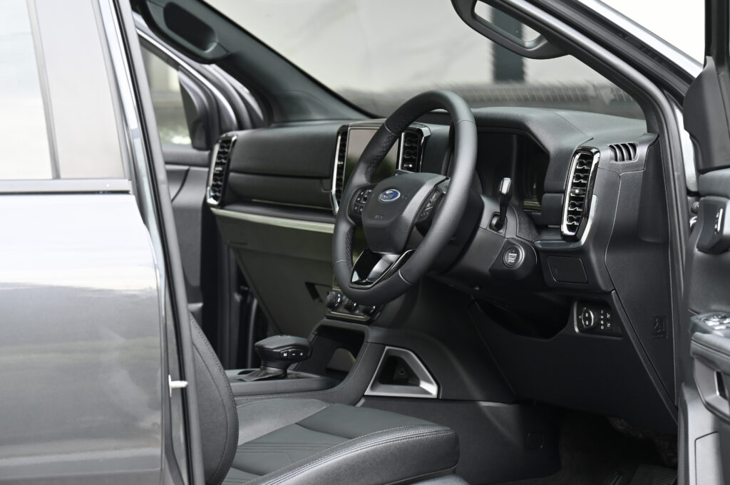 70,000 km Everest Titanium+ 2.0 Bi-Turbo 10AT 4WD รถบ้านลำดับเดียวซื้อเงินสด มี Warranty ถึง 10/2027