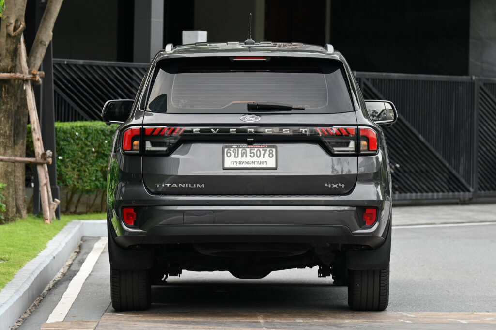 70,000 km Everest Titanium+ 2.0 Bi-Turbo 10AT 4WD รถบ้านลำดับเดียวซื้อเงินสด มี Warranty ถึง 10/2027