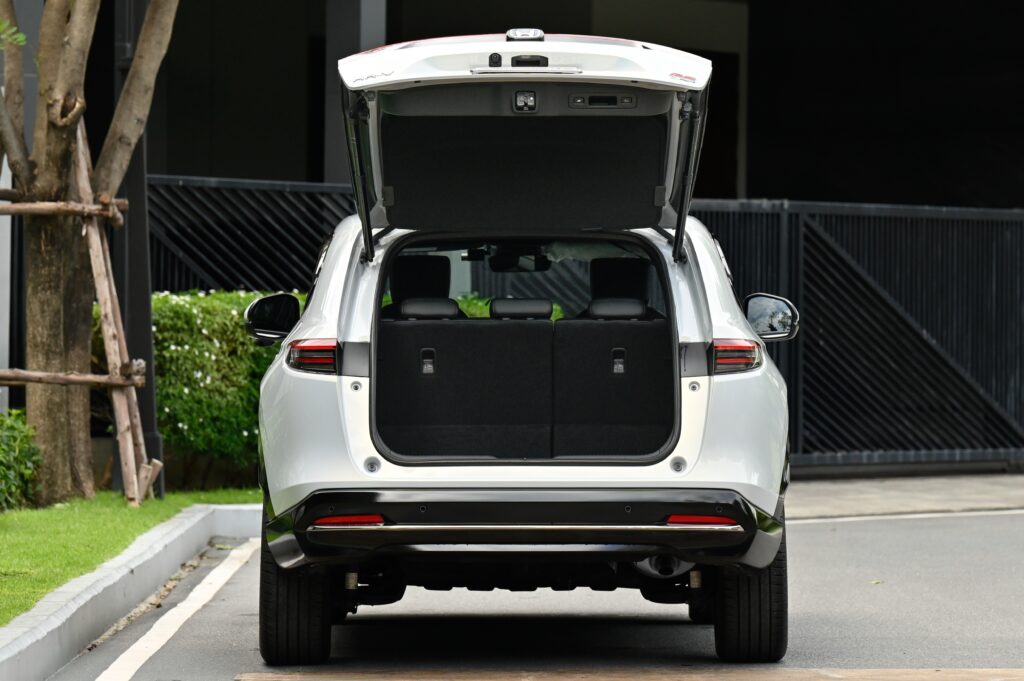 14,000 km Honda HR-V e:HEV RS Minorchange ตัวท็อปรุ่นล่าสุด หลังคา Sunroof รถบ้านมือเดียวสภาพป้ายแดง