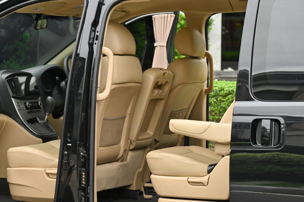 38,679 km Hyundai H-1 FE Final Edition ออกรถ 7/03/2024 สภาพป้ายแดง มี Warranty 5 ปี หรือ 150,000 km