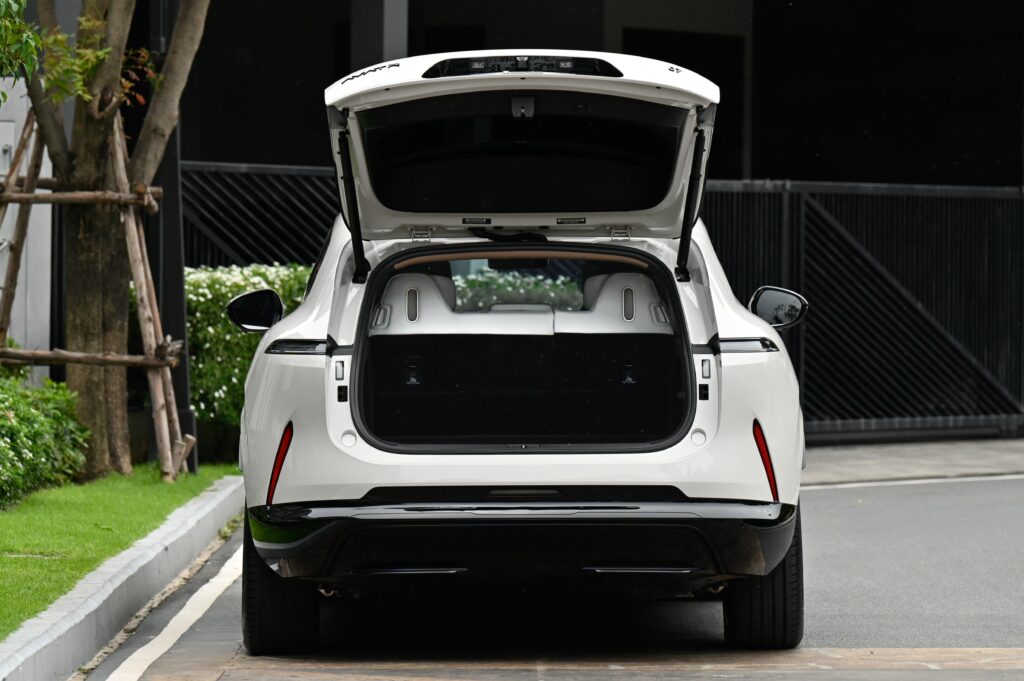 7,546 km AVATR 07 Ultra AWD แบตเตอรี่ 82.16 kWh Range 545 km 590 แรงม้า 0-100 km/h ใน 3.9 วินาที