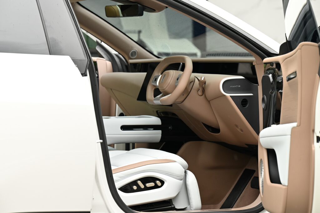 7,546 km AVATR 07 Ultra AWD แบตเตอรี่ 82.16 kWh Range 545 km 590 แรงม้า 0-100 km/h ใน 3.9 วินาที