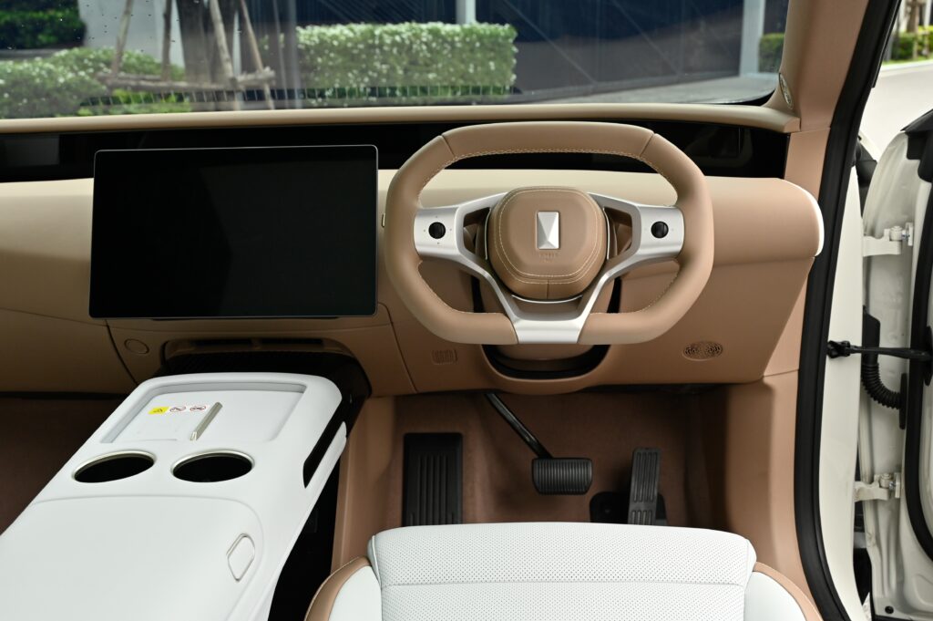 7,546 km AVATR 07 Ultra AWD แบตเตอรี่ 82.16 kWh Range 545 km 590 แรงม้า 0-100 km/h ใน 3.9 วินาที