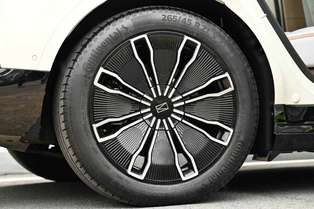7,546 km AVATR 07 Ultra AWD แบตเตอรี่ 82.16 kWh Range 545 km 590 แรงม้า 0-100 km/h ใน 3.9 วินาที