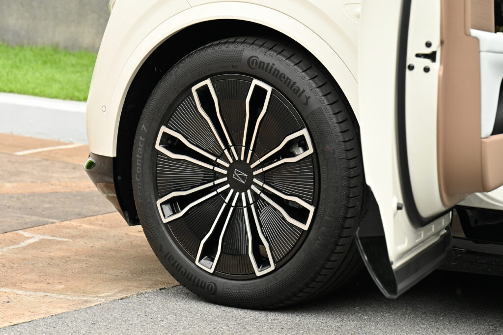 7,546 km AVATR 07 Ultra AWD แบตเตอรี่ 82.16 kWh Range 545 km 590 แรงม้า 0-100 km/h ใน 3.9 วินาที