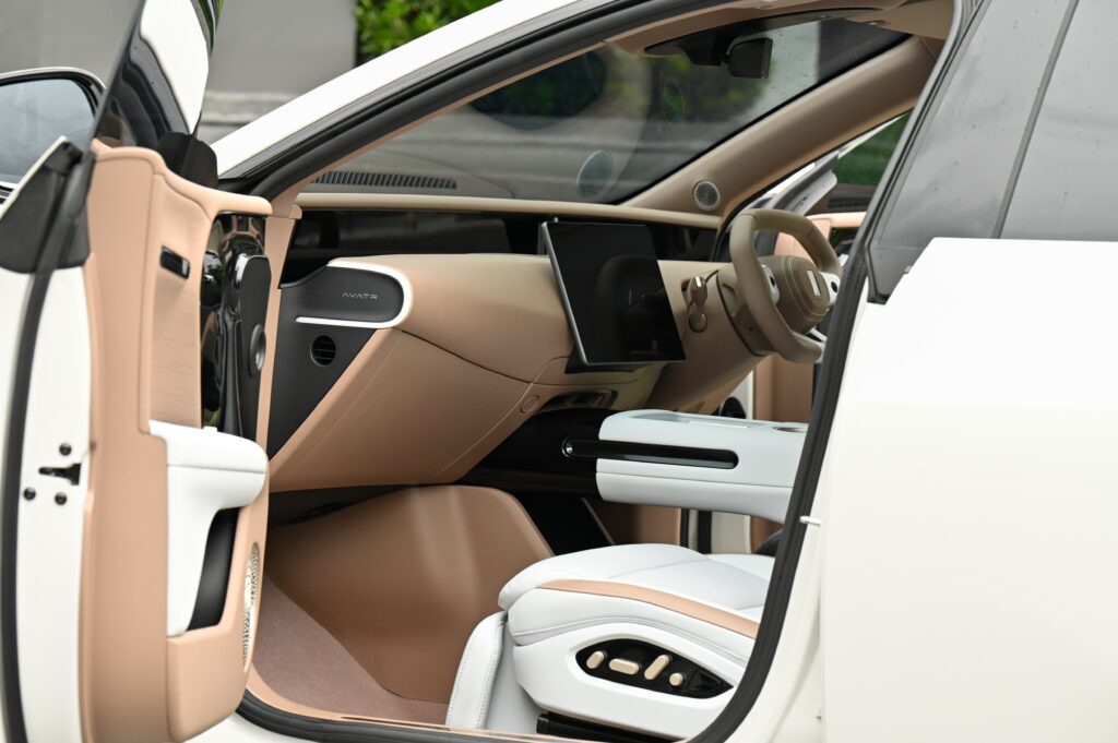 7,546 km AVATR 07 Ultra AWD แบตเตอรี่ 82.16 kWh Range 545 km 590 แรงม้า 0-100 km/h ใน 3.9 วินาที