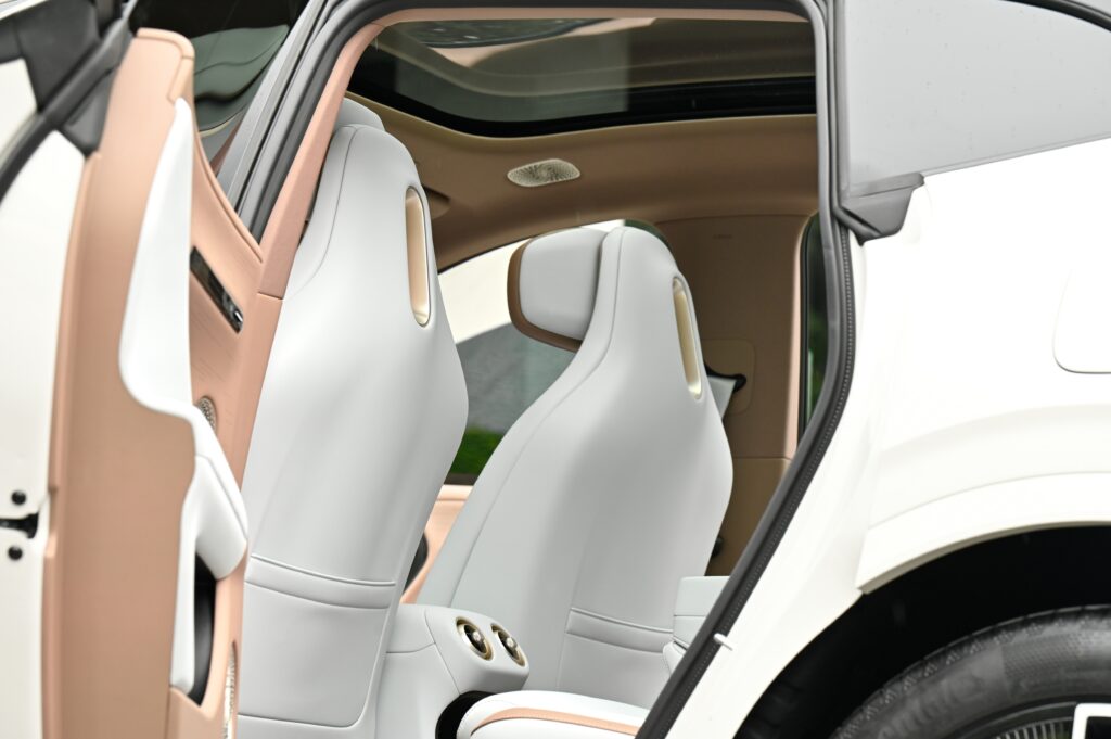 7,546 km AVATR 07 Ultra AWD แบตเตอรี่ 82.16 kWh Range 545 km 590 แรงม้า 0-100 km/h ใน 3.9 วินาที